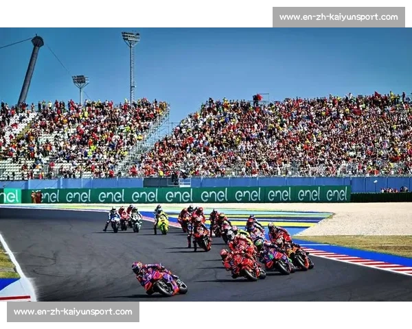 致命失控！赛车时速 200 公里飞出场外，观众尖叫逃命瞬间曝光