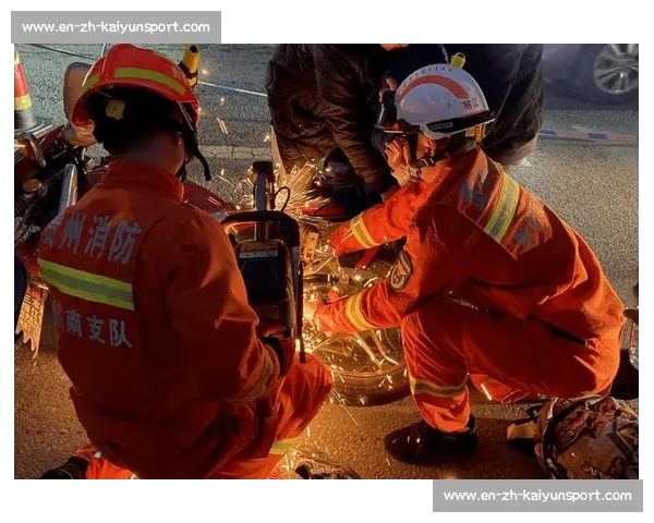 洪水中的生命托举：榕江消防员用身躯筑起 “避风港”